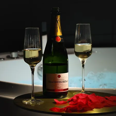 Luxury Romantic Getaway With Jacuzzi *