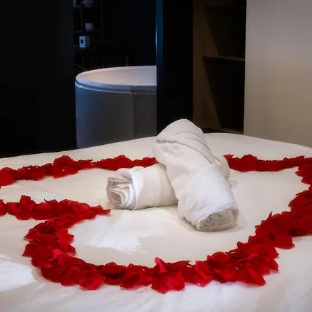 Luxury Romantic Getaway With Jacuzzi Apartamento